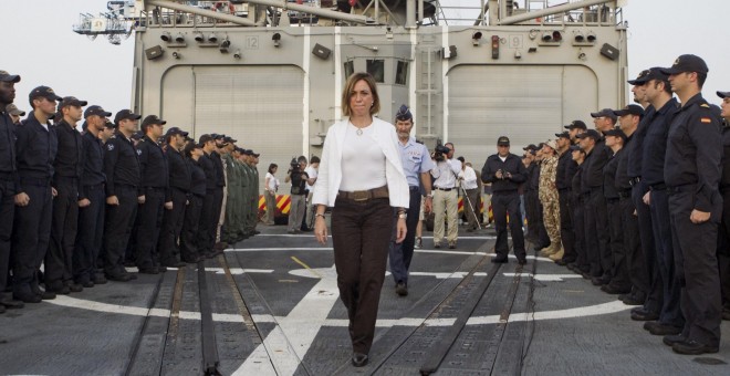 Fotografía de julio de 2011 de la exministra de Defensa socialista, Carme Chacon, en la fragata de combate 'Santa María', en Yibuti. EFE/Emilio Naranjo