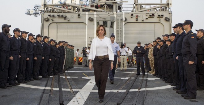 Fotografía de julio de 2011 de la exministra de Defensa socialista, Carme Chacon, en la fragata de combate 'Santa María', en Yibuti. EFE/Emilio Naranjo