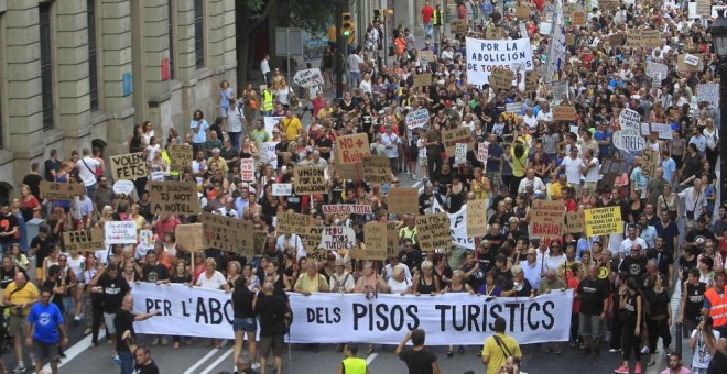 Centenares de vecinos protestan por los pisos turísticos del barrio de la Barceloneta, en Barcelona.-EFE
