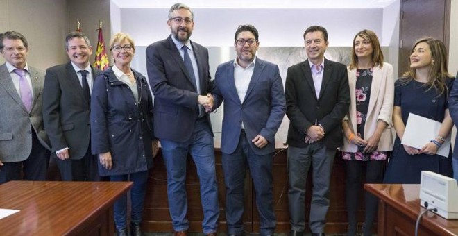 El portavoz del PP en el Parlamento murciano, Víctor Martínez (4i); y el portavoz de Ciudadanos, Miguel Sánchez (4d); con sus equipos negociadores, en la Asamblea Regional, en Cartagena (Murcia). EFE/Marcial Guillén