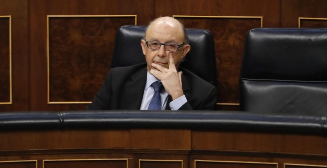 El ministro de Hacienda, Cristóbal Montoro, durante la sesión de control al Gobierno en el Congreso de los Diputados. EFE/Ballesteros