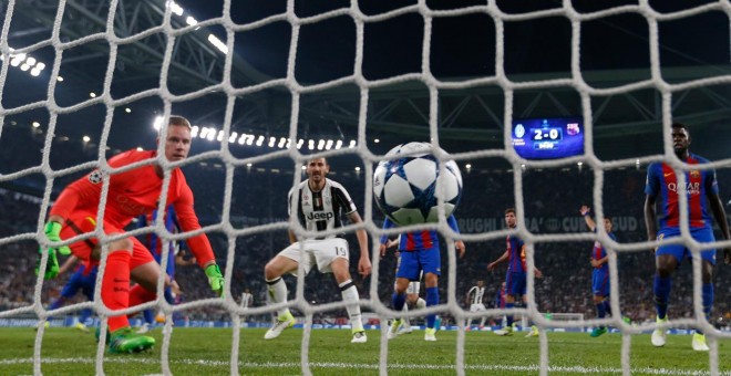 El portero del Barcelona Marc-Andre ter Stegen ve cómo el balón se cuela en su portería tras el cabezazo de Chiellini que supuso el 3-0. - REUTERS