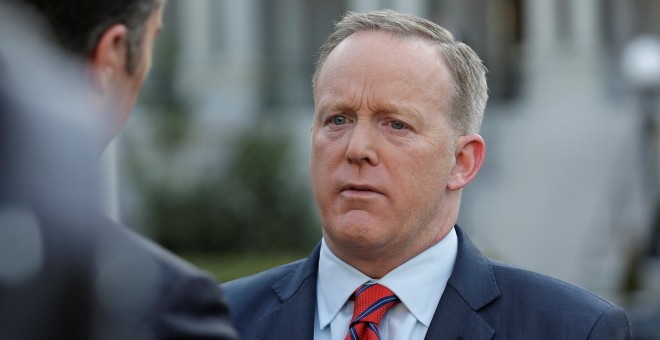 El portavoz de la Casa Blanca, Sean Spicer, pide perdón por sus polémicas declaraciones sobre las armas químicas utilizadas en Siria. REUTERS/Joshua Roberts