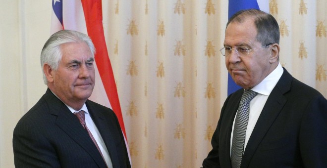 El ministro de Asuntos Exteriores ruso, Serguéi Lavrov (d), estrecha la mano del secretario de Estado de EEUU, Rex Tillerson, a su llegada para su reunión en el Ministerio de Asuntos Exteriores en Moscú (Rusia).  EFE