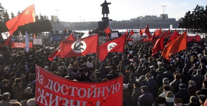 Miles de personas se concentran junto a la estatua de Lenin en la estación Finlandia de San Petersburgo. - AFP
