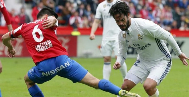 El centrocampista del Real Madrid Isco Alarcón regateando al Sergio Álvarez, centrocampista del Sporting de Gijón.EFE/José Luis Cereijido