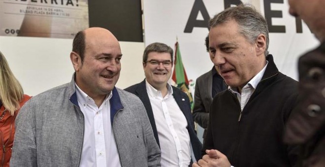 El lehendakari vasco, Iñigo Urkullu conversa con el presidente del Partido Nacionalista Vasco, Andoni Ortuzar, durante la celebración del Aberri Eguna. EFE/Miguel Toña
