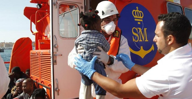 Llegada al puerto de Tarifa (Cádiz), de los 41 inmigrantes, entre ellos un bebé, que han sido recatados por Salvamento Marítimo de una patera en el Estrecho de Gibraltar este fin de semana. EFE