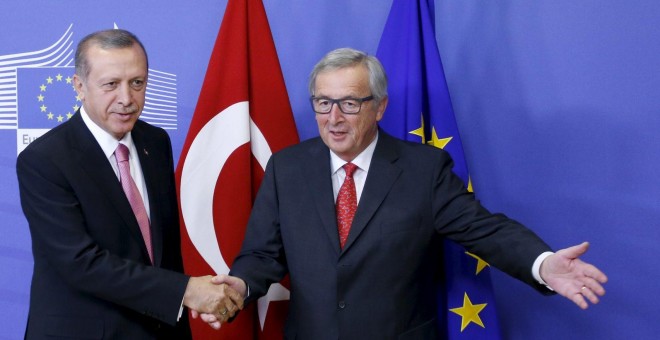 Recep Tayyip Erdogan junto a Claude Juncker en la Comisión europea por la gestión de los refugiados.