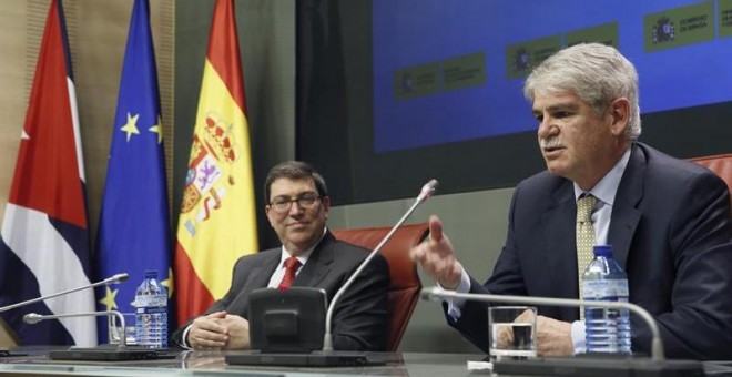 El ministro español de Asuntos Exteriores, Alfonso Dastis (d), y el ministro de Relaciones Exteriores de Cuba, Bruno Rodríguez, durante la rueda de prensa ofrecida tras la reunión que han mantenido hoy en Madrid, dentro de los actos de su visita oficial a