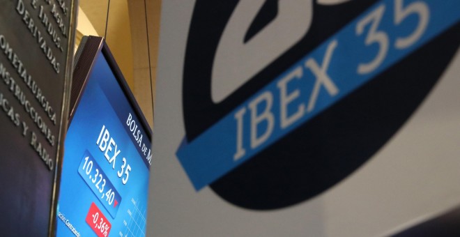 Uno de los paneles informativos de la Bolsa de Madrid con la cotización del Ibex 35. EFE/Zipi