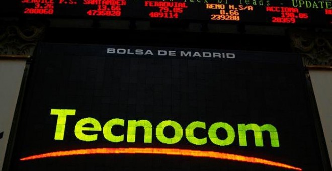 El logo de Tecnocom en el panel de la Bolsa de Madrid. EFE