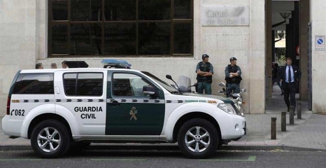 Agentes de la Guardia Civil ante la sede de Canal de Isabel II. | EMILIO NARANJO (EFE)