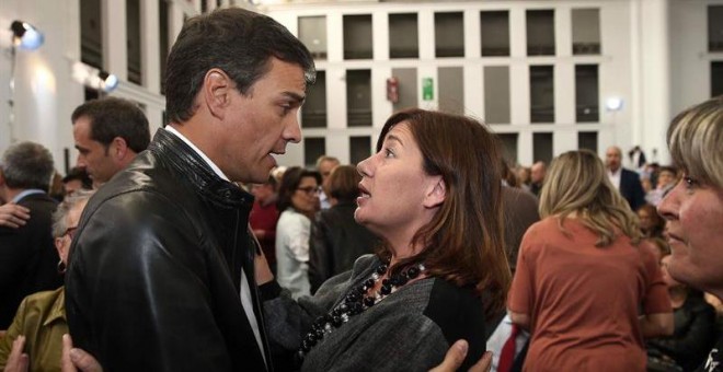 Pedro Sánchez saluda a Francina Armengol en el homenaje a Chacón este miércoles. EFE/Toni Albir