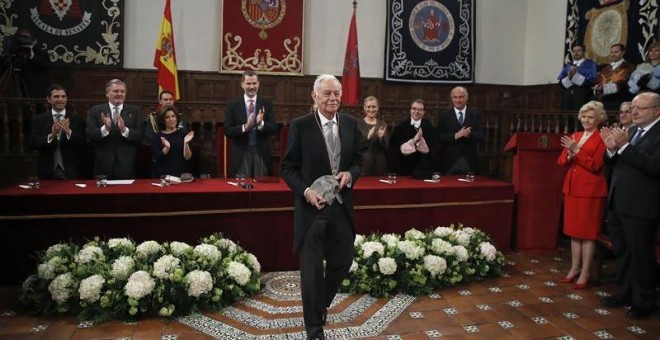 El escritor catalán Eduardo Mendoza (c), es aplaudido tras recibir hoy el Premio Cervantes de manos de Felipe VI. EFE/Juan Carlos Hidalgo