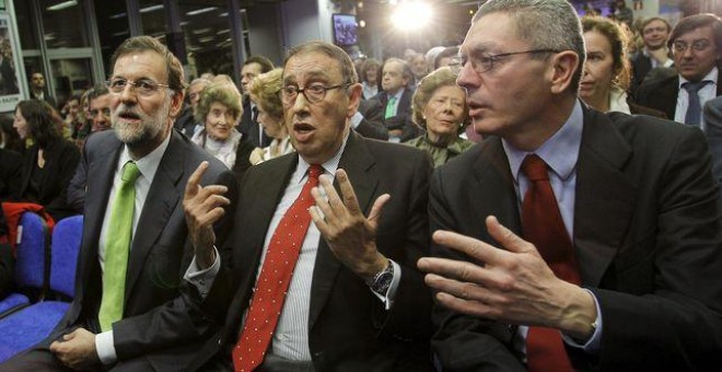 El presidente de La Razón, Mauricio Casals, entre Mariano Rajoy y Alberto Ruiz-Gallardón, en marzo de 2011 en Madrid. | BALLESTEROS (EFE)