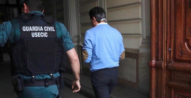 El expresidente de la Comunidad de Madrid, Ignacio González (d), a su llegada al despacho que tiene en la calle Alcalá de Madrid acompañado por Guardias Civiles para proceder al registro del mismo.EFE/Ballesteros