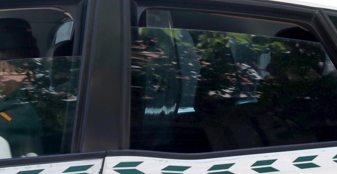 El expresidente de la Comunidad de Madrid, Ignacio González, a su llegada a la Audiencia Nacional, en el coche policial en el que ha sido trasladado desde la Comandancia de la Guardia Civil de Tres Cantos, para declarar en la operación Lezo que investiga