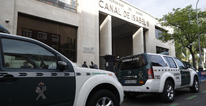 Agentes de la Guardia Civil ante la sede de Canal de Isabel II, en la operación Lezo dirigida por el juez de la Audiencia Nacional Eloy Velasco. EFE/Emilio Naranjo