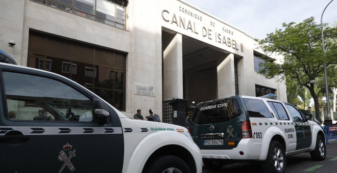 Agentes de la Guardia Civil ante la sede de Canal de Isabel II, en la operación Lezo dirigida por el juez de la Audiencia Nacional Eloy Velasco. EFE/Emilio Naranjo