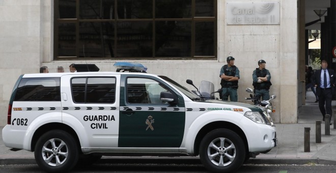 Agentes de la Guardia Civil ante la sede de Canal de Isabel II, en la operación que están llevando a cabo agentes de la Unidad Central Operativa (UCO). EFE/Emilio Naranjo