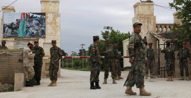 Soldados afganos en la entrada de la base donde se ha producido el ataque. - REUTERS