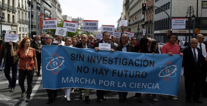 Científicos españoles se suman frente al Ministerio de Educación, en Madrid, a la marcha mundial por la ciencia. EFE/Víctor Lerena