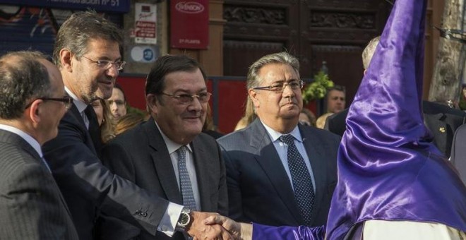 Los ministros de Justicia, Rafael Catalá (segundo por la izquierda), y de Interior, Juan Ignacio Zoido (segundo por la derecha), - EFE