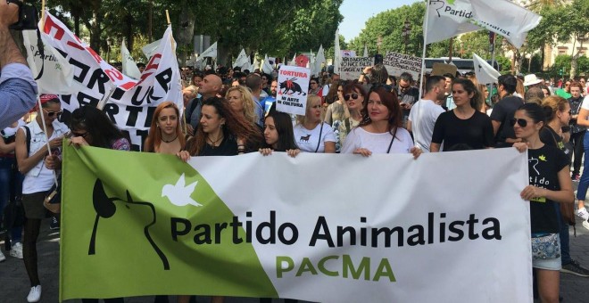 Manifestantes animalistas en Sevilla./ Twitter PACMA
