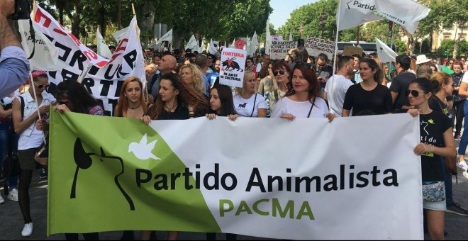 Manifestantes animalistas en Sevilla./ Twitter PACMA