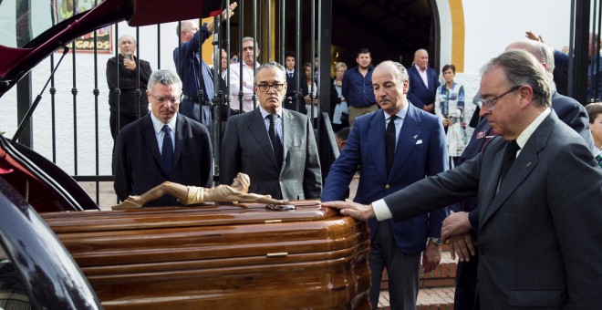 El exministro de Justicia, Alberto Ruiz Gallardón, yerno del fallecido José Utrera Molina, despide el féretro del que fuera ministro en la época franquista, junto a otros allegados en la Iglesia de San Miguel en Nerja. EFE/Jorge Zapata