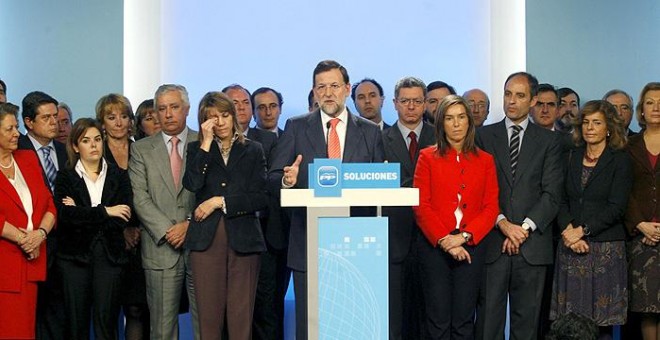 Imagen de la rueda de prensa del líder del PP, Mariano Rajoy, el 11 de febrero de 2009, rodeado de la plana mayor del partido entonces, cuando arrancó de la investigación del caso Gürtel. EFE/Víctor Lerena