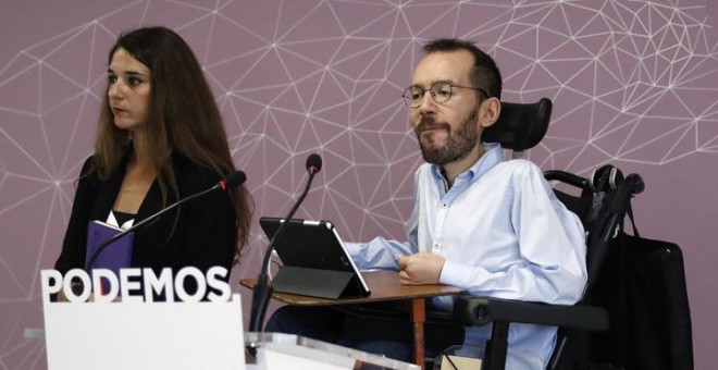 El secretario de Organización de Podemos, Pablo Echenique, y la secretaria de Participación, Noelia Vera, durante la rueda de prensa que han ofrecido en Madrid tras el Consejo de Coordinación del partido. EFE/Emilio Naranjo