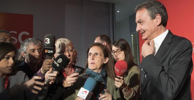 El expresidente del Gobierno José Luis Rodríguez Zapatero (d) atiende hoy a los medios tras reunirse con el primer secretario del PSC, Miquel Iceta, en Barcelona, donde ha asegurado que su reto es 'deshacer' los 'prejuicios' en Cataluña contra la candidat