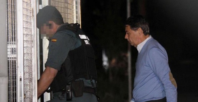 Ignacio González entra en las dependencias de los calabozos de Tres Cantos tras ser detenido por la Operación Lezo. EFE/Javier López