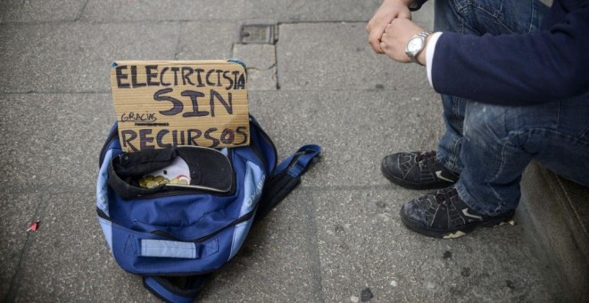 Un hombre en situación de pobreza pide en la calle.- EFE