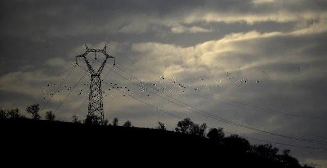 Torre eléctrica de alta tensión cerca de la localidad sevillana de Santiponce. AFP/Cristina Quicler