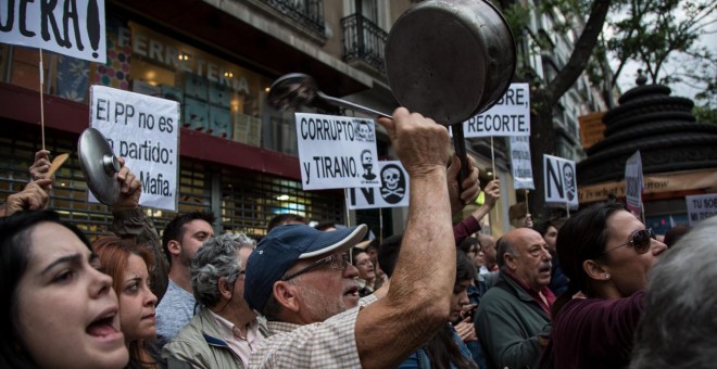 Un manifestante protesta frente a la sede del PP.- JAIRO VARGAS