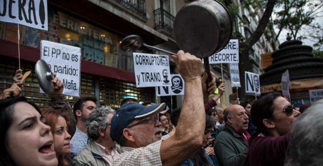 Un manifestante protesta frente a la sede del PP.- JAIRO VARGAS