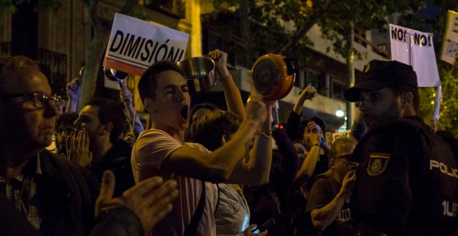 La policía intenta evitar que la manifestación avance por la calle Génova.- JAIRO VARGAS