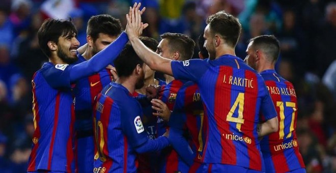 Los jugadores del Barcelona celebran uno de los goles a Osasuna. EFE/Quique García