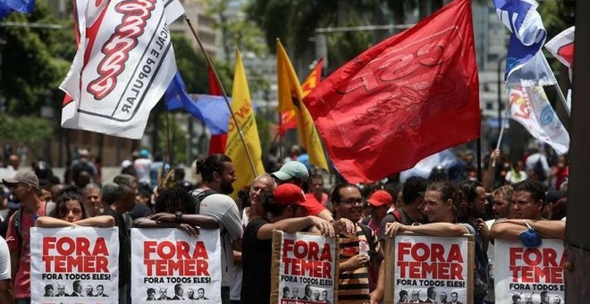 Un grupo de personas participa en una manifestación en contra de políticas económicas de Michel Temer. EFE