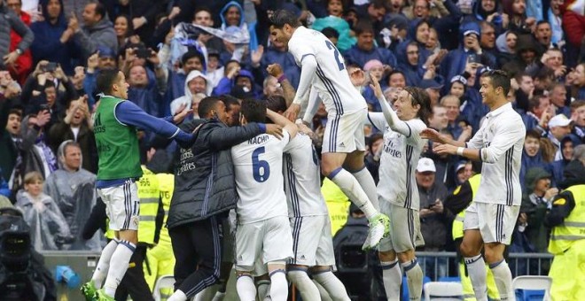 Los jugadores del Real Madrid celebran el gol marcado por su compañero Marcelo, el segundo del conjunto blanco, ante el Valencia durante el partido correspondiente a la trigésimo quinta jornada de LaLiga Santander disputado hoy en el estadio Santiago Ber