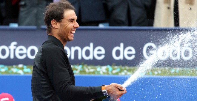 Rafael Nadal celebra su victoria ante Dominic Thiem en la final del Barcelona Open Banc Sabadell, Trofeo Conde de Godo, en Barcelona. EFE/TONI ALBIR