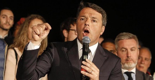 Renzi se dirige a sus seguidores tras ganar las primarias del Partido Demócrata./EFE