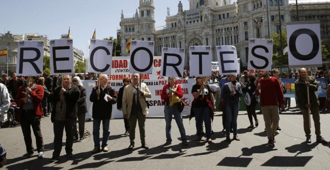 Varias personas componen con sus pancartas la frase 'RECORTES 0' durante la manifestación convocada por UGT y CCOO con motivo del Primero de Mayo. EFE/Paco Campos