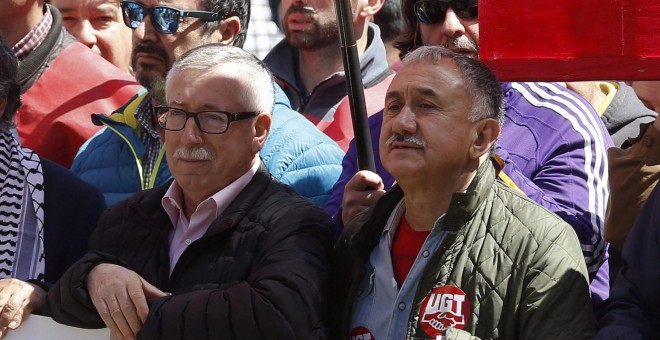Los líderes de CCOO y UGT, Ignacio Fernandez Toxo y Pepe Álvarez, en la cabeza de la manifestación del Primero de Mayo en Madrid. EFE/Paco Campos