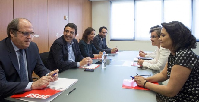 El responsable de Organización y portavoz de la gestora del PSOE, Mario Jiménez (2i), y la coordinadora Laura Seara (d), durante la reunión de trabajo que han mantenido con la secretaria general de los socialistas madrileños, Sara Hernández (3i); el porta