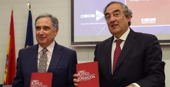 El presidente de CEOE, Juan Rosell (d), y el presidente de la Comisión de Formación de CEOE, José Antonio Sarría (i), presentan el Libro Blanco sobre el sistema de formación en el trabajo./EFE