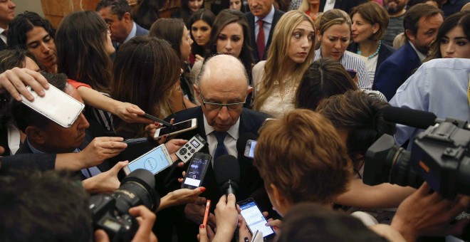 El ministro de Hacienda, Cristóbal Montoro, contesta a las preguntas de los periodistas en los pasillos del Congreso tras el debate de los Presupuestos Generales del Estado de 2017.EFE/paco Campos